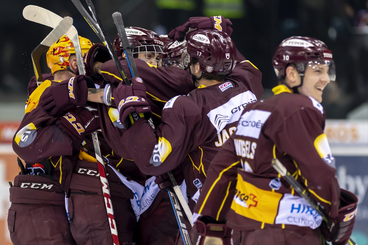 Les joueurs genevois, laissent eclater leur joie, lors du 6eme match du quart de finale de play off du championnat suisse de hockey sur glace de National League, entre le Geneve Servette HC et le SC B ...