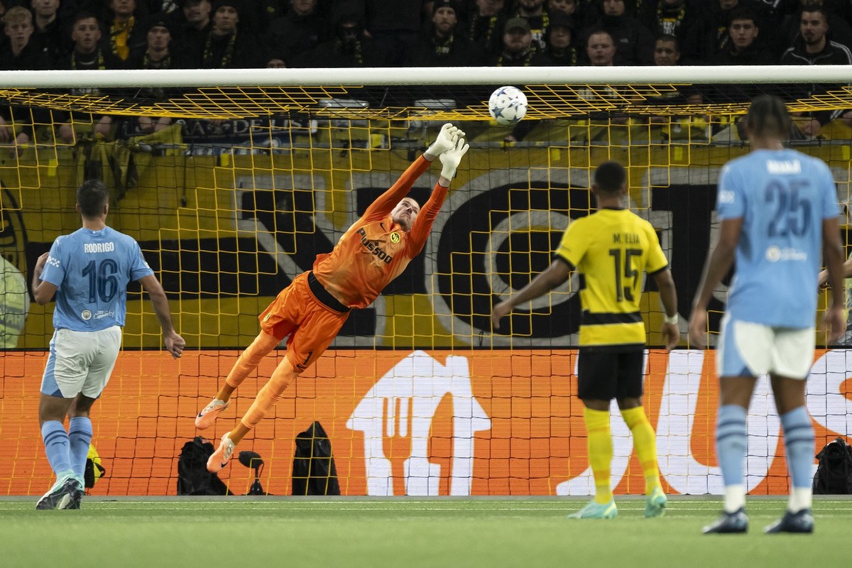 YB's Goalkeeper Anthony Racioppi deflects the ball during the UEFA Champions League group G soccer match between Switzerland's BSC Young Boys and England's Manchester City Football Club ...
