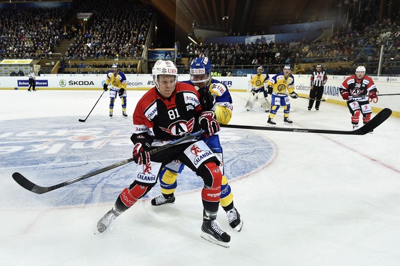 27.12.2015; Davos; Eishockey Spengler Cup - HC Davos - Avtomobilist Yekaterinburg; 
Eero Elo (Yekaterinburg) gegen Ville Koistinen (Davos)
 (Urs Lindt/freshfocus)