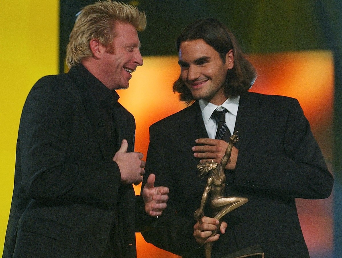 Die deutsche Tennislegende Boris Becker, links, gratuliert dem Schweizer Tennisspieler Roger Federer, nachdem dieser am Samstag, 13. Dezember 2003, im Rahmen der Credit Suisse Sports Awards in Bern zu ...
