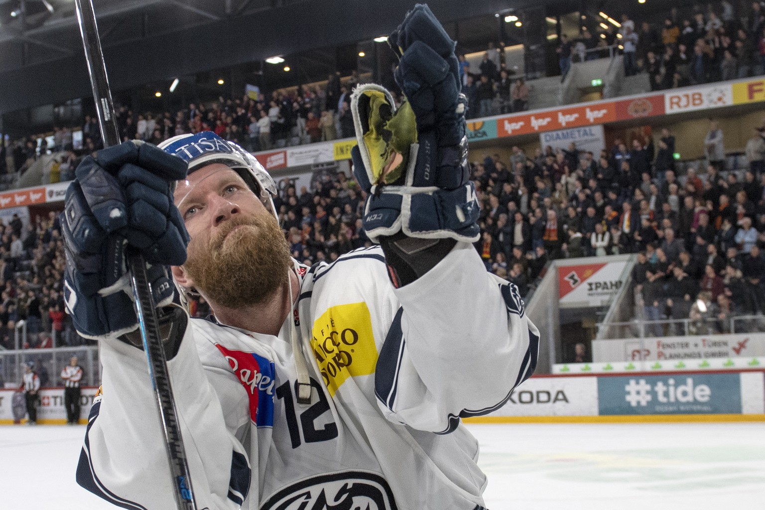 Ambris, Jiri Novothny, bedankt sich bei den Fans, nach dem fuenften Playoff Viertelfinalspiel der National League, zwischen dem EHC Biel und dem HC Ambri-Piotta, am Dienstag 19. Maerz 2019 in der Tiss ...