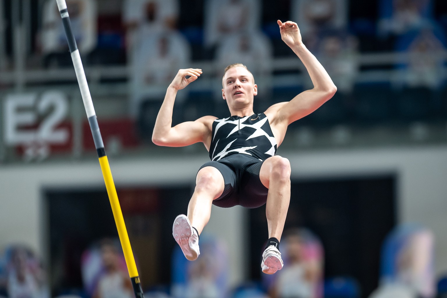 epa09019910 Sam Kendricks of the USA competes in the men's Pole Vault during the Copernicus Cup 2021 indoor athletics meeting in Torun, Poland, 17 February 2021. EPA/Tytus Zmijewski POLAND OUT