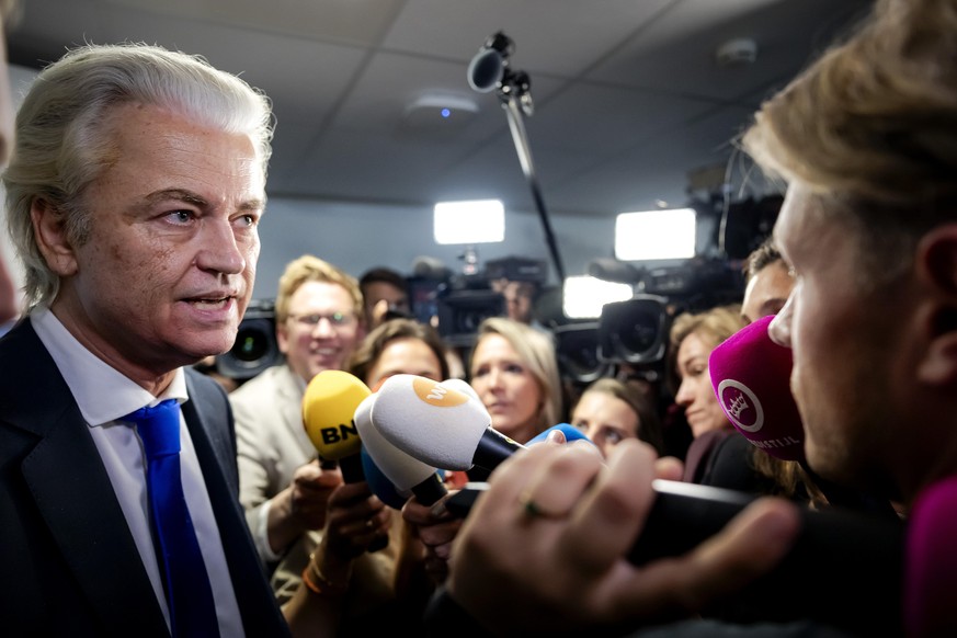 epa12151561 Geert Wilders (L), Dutch Party for Freedom (PVV) leader speaks to the press after coalition talks on asylum plans in the House of Representatives, in The Hague, The Netherlands, 02 June 20 ...