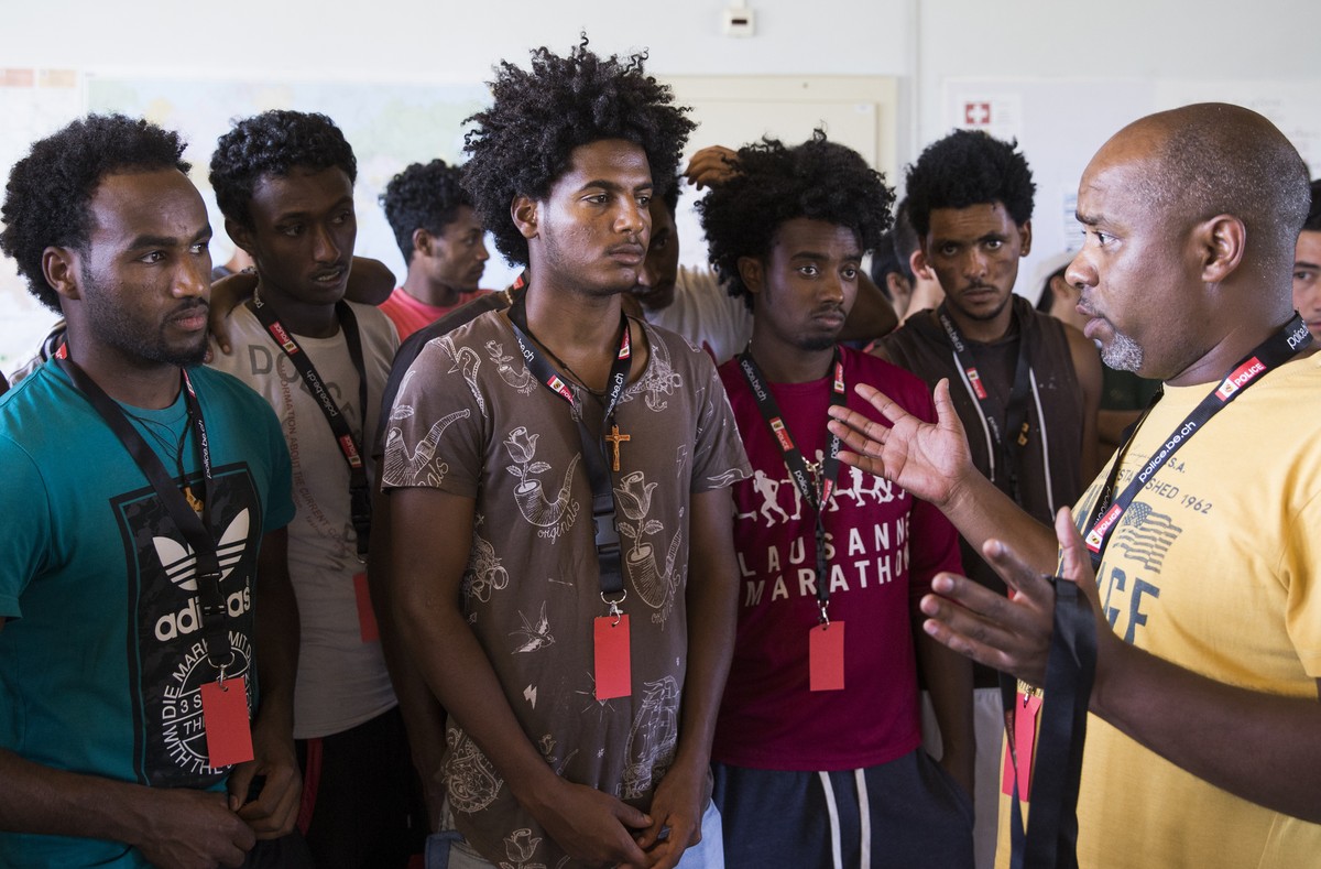 Ein Uebersetzer uebersetzt fuer Asylsuchende aus Eritrea waehrend dem Workshop "Zusammen sicher im Kanton Bern" der Berner Kantonspolizei fuer Asylsuchende, am Dienstag, 29. August 2017, in  ...