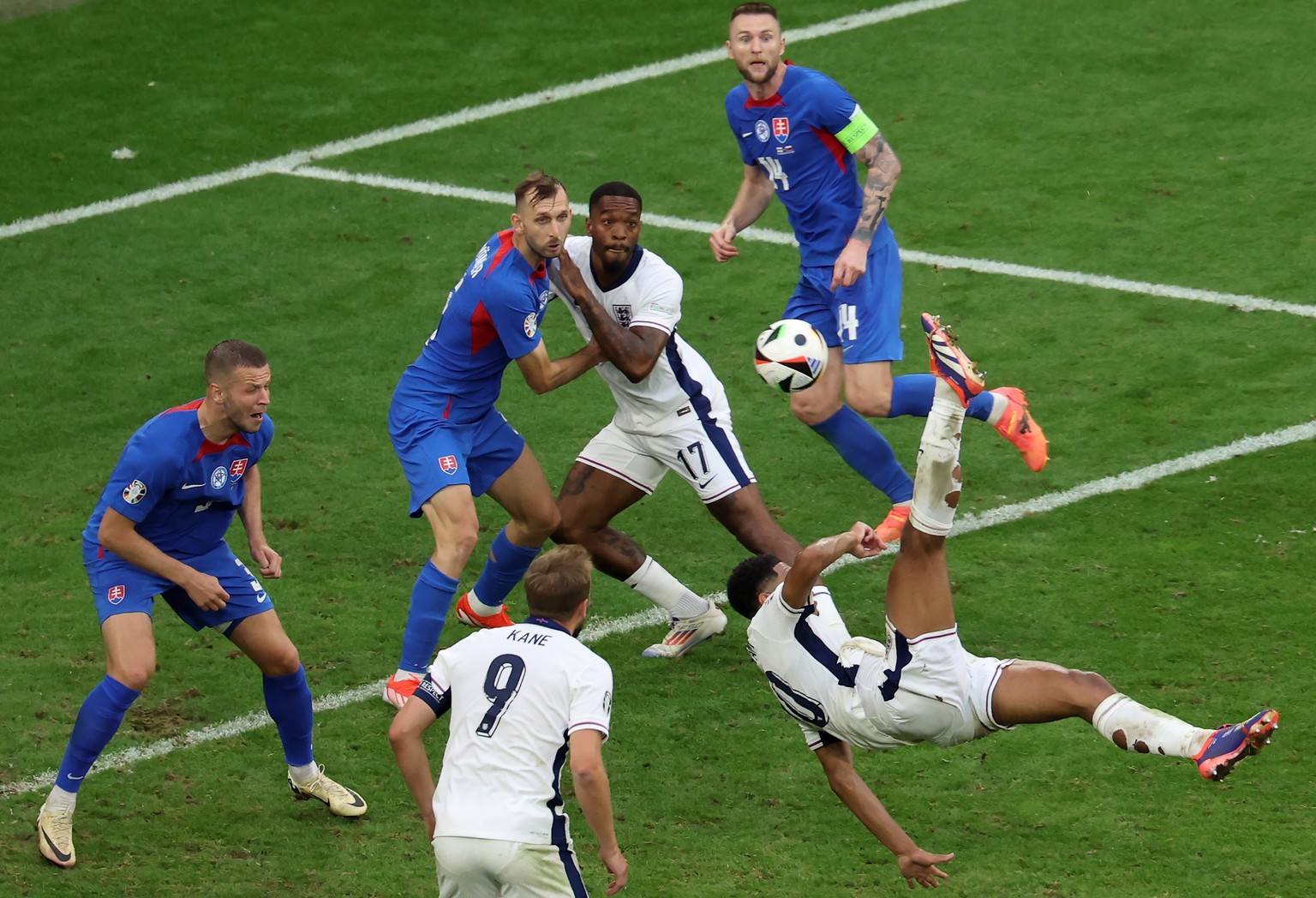 epa11448949 Jude Bellingham of England (R) scores the 1-1 equaliser goal during the UEFA EURO 2024 Round of 16 soccer match between England and Slovakia, in Gelsenkirchen, Germany, 30 June 2024. EPA/G ...