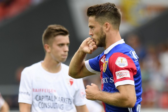 L&#039;attaquant balois Ricky van Wolfswinkel, droite, celebre son premier but devant le joueur valaisan Nikola Milosavljevic, gauche, lors de la rencontre de football de Super League entre le FC Sion ...