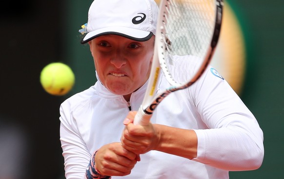 epa09981745 Iga Swiatek of Poland plays Danka Kovinic of Montenegro in their women?s third round match during the French Open tennis tournament at Roland ?Garros in Paris, France, 28 May 2022. EPA/MAR ...