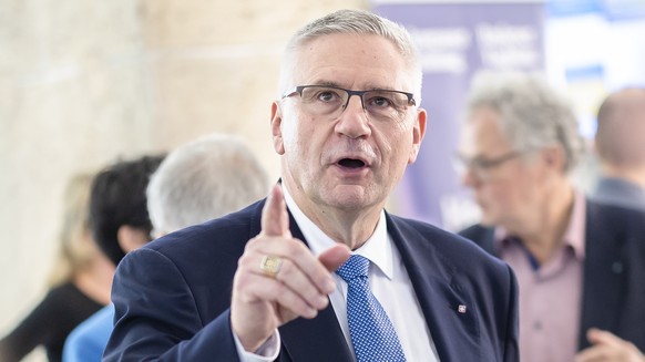 Andreas Glarner, Nationalrat, SVP-AG, und Parteipraesident SVP Kanton Aargau betrachtet Resultate im Ratskeller im Grossratsgebaeude in Aarau, am Tag der Eidgenoessischen Wahlen, am Sonntag, 22. Oktob ...