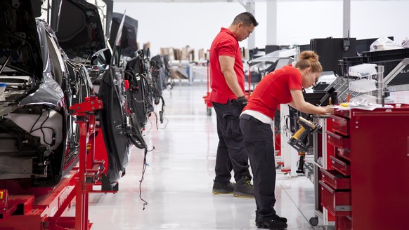 ARCHIVBILD ZUM GEPLANTEN STELLENABBAU BEI TESLA, AM DIENSTAG, 12. JUNI 2018 - epa06064181 In this handout photo made available by Tesla Motors on 03 July 2017 shows workers at the Fremont Factory in F ...