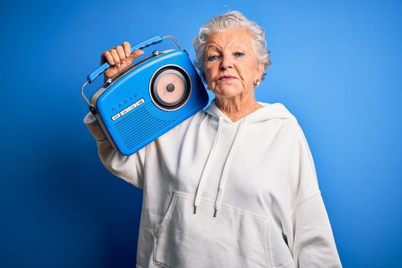 Frau mit Radio