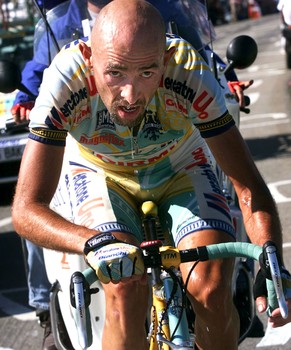 Auf dem Plateau de Beille in den Pyrenäen feiert Pantani 1998 den Sieg in der 11. Etappe der Tour de France. Wenige Tage später ist er auch Gesamtsieger.