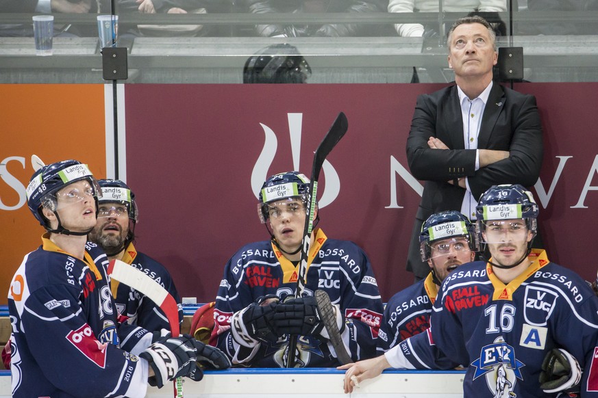 Die Zuger Carl Klingberg, Josh Holden, Reto Suri, David McIntyre, Trainer Harold Kreis und Raphael Diaz, von links, waehrend dem Eishockey-Meisterschaftsspiel der National League A zwischen dem EV Zug ...