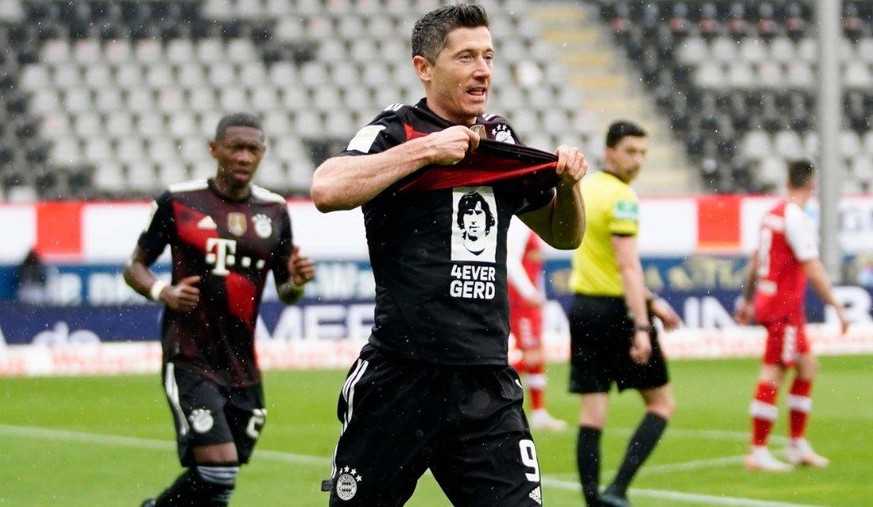 Nach seinem 40. Saisontor zeigt Robert Lewandowski ein «4EVER GERD»-Shirt.