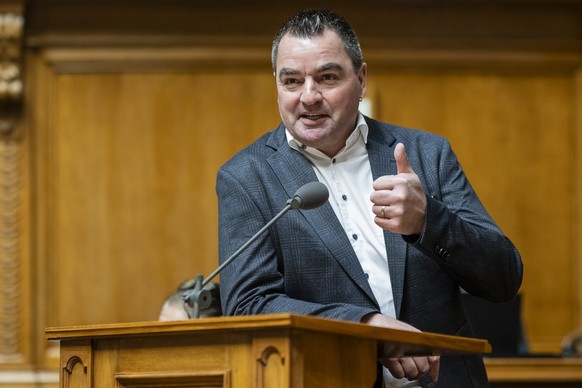 Thomas Knutti, SVP-BE, stellt eine Frage zur Bargeldinitiative, an der Fruehjahrssession der Eidgenoessischen Raete, am Mittwoch, 5. Maerz 2025 im Nationalrat in Bern. (KEYSTONE/Alessandro della Valle ...