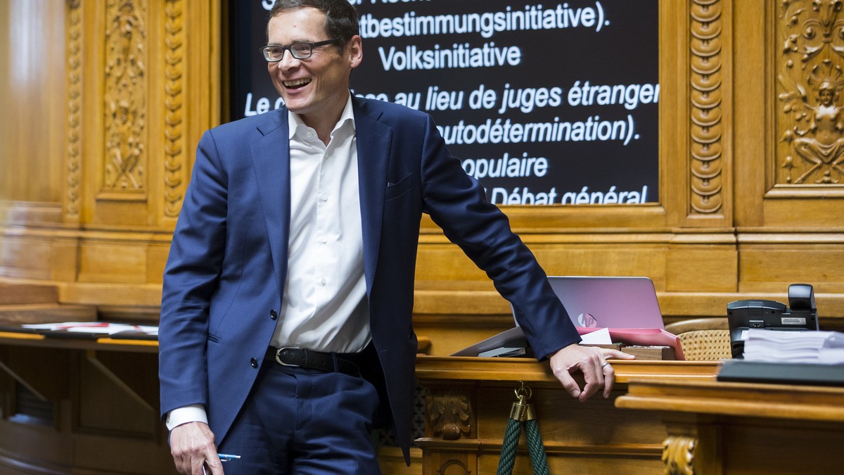 Roger Köppel im Nationalrat: Er kommt später, dafür geht er früher