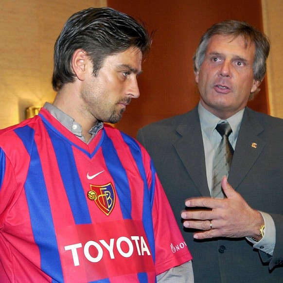 ARCHIVBILD ZUM 125-JAHR-JUBILAEUM DES FC BASEL --- FC Basel-Praesident Rene C. Jaeggi, rechts, und FCB-Captain Oliver Kreuzer, links, praesentieren an der Medienkonferenz am Montag, 15. Januar 2001, i ...