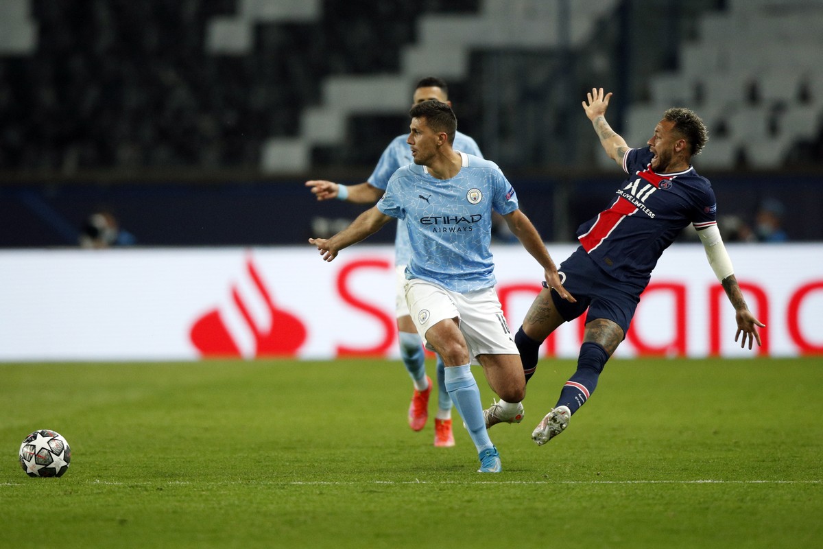 epa09166058 Manchester City's Rodri (L) and Paris Saint Germain's Neymar Jr (R) in action during the UEFA Champions League semi final, first leg soccer match between PSG and Manchester City  ...