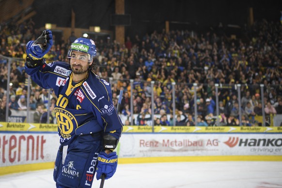 Andres Ambuehl von Davos bei seinem 1001 Spiel, beim Eishockey-Qualifikationsspiel der National League A zwischen dem HC Davos und dem EHC Biel, am Freitag, 18. Oktober 2019, im Eisstadion in Davos. ( ...