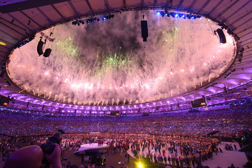 Athletes looking at fireworks during the Opening Ceremony of the Rio 2016 Olympic Summer Games in the Maracana stadium in Rio de Janeiro, Brazil, pictured on Friday, August 05, 2016. (KEYSTONE/Laurent ...