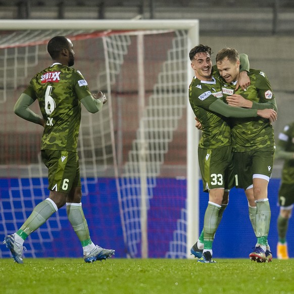 Les joueurs valaisans felicitent l&#039;attaquant valaisan Gaetan Karlen, droite, apres son but lors de la rencontre de football a huis clos de Super League entre FC Sion et FC Basel 1893 lors de la p ...