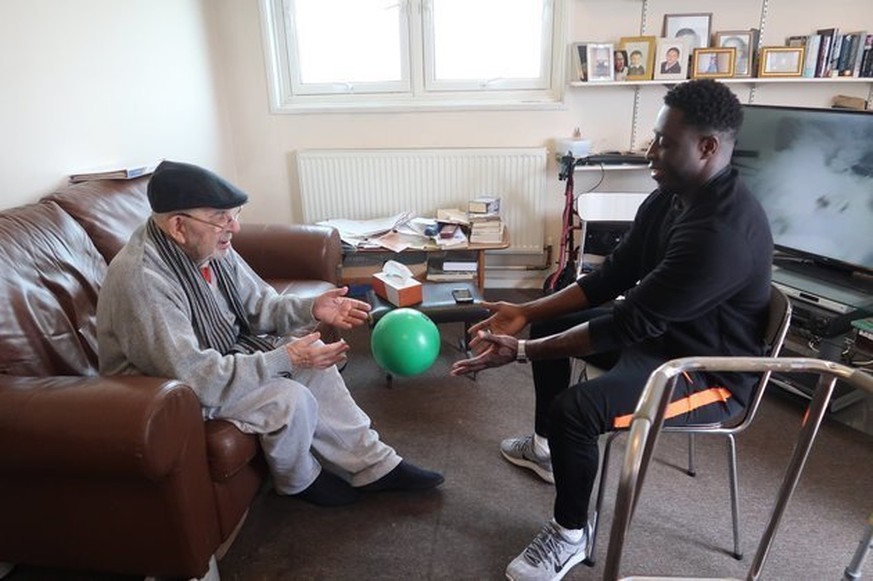 Aldo (rechts) macht Benny mit Ball-Übungen wieder fit.&nbsp;