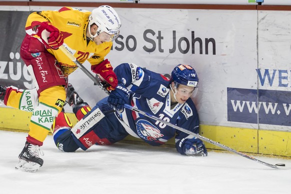 Zuerichs Raphael Prassl, rechts, im gegen Langnaus Yannick Blaser, waehrend dem Eishockey-Meisterschaftsspiel der National League zwischen den ZSC Lions und den SCL Tigers, am Donnerstag, 23. November ...