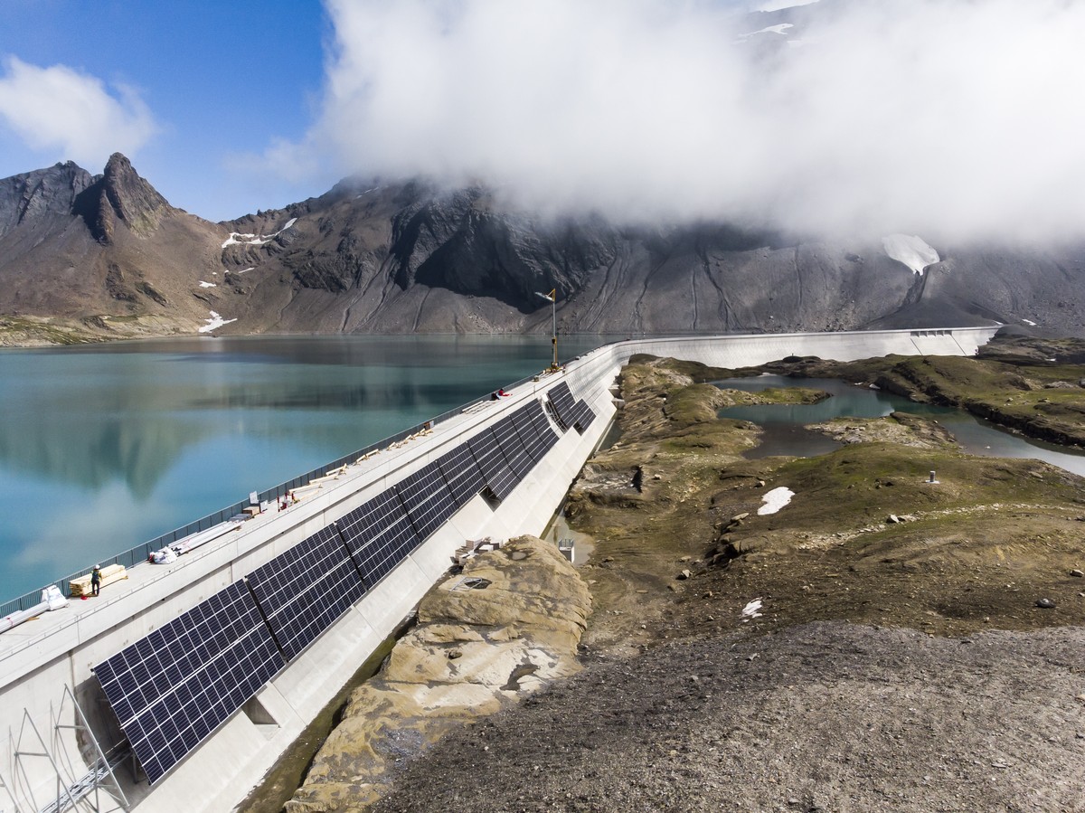 ARCHIVBILD ZUM START DER STROMPRODUKTION DER "ALPIN SOLAR" SOLARANLAGE BEI DER MUTTSEE-STAUMAUER, AM FREITAG, 8. OKTOBER 2021 - Blick auf die Baustelle von "Alpin Solar", aufgenomm ...