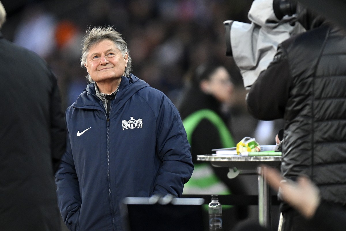 FCZ Praesident ASncillo Canepa strahlt beim Fussball Meisterschaftsspiel der Super League FC Zuerich gegen den FC Basel im Stadion Letzigrund in Zuerich am Sonntag, 27. Februar 2022. (KEYSTONE/Walter  ...