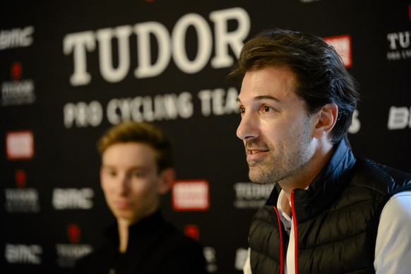 Fabian Cancellara, droite, proprietaire de l&#039;equipe Tudor Pro Cycling, parle a cote de Yannis Voisard, le coureur cycliste suisse, lors d&#039;une conference de presse de Tudor Pro Cycling avant  ...