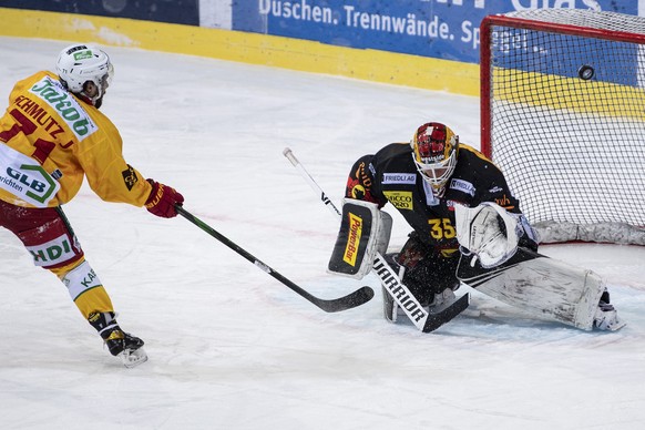 Berns Torhueter Tomi Karhunen, rechts, im Duell mit Langnaus Julian Schmutz im Eishockey Meisterschaftsspiel der National League zwischen dem SC Bern und den SCL Tigers, am Dienstag, 23. Maerz 2021, i ...