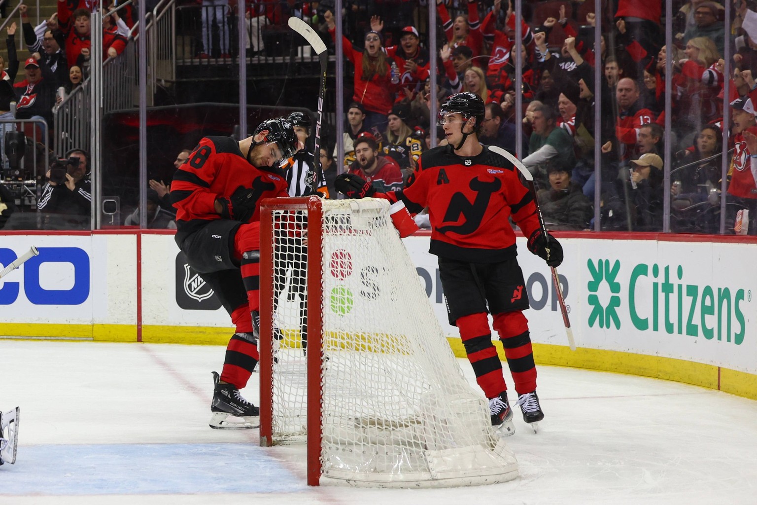 NHL, Eishockey Herren, USA Pittsburgh Penguins at New Jersey Devils Mar 19, 2024 Newark, New Jersey, USA New Jersey Devils right wing Timo Meier 28 celebrates his goal against the Pittsburgh Penguins  ...