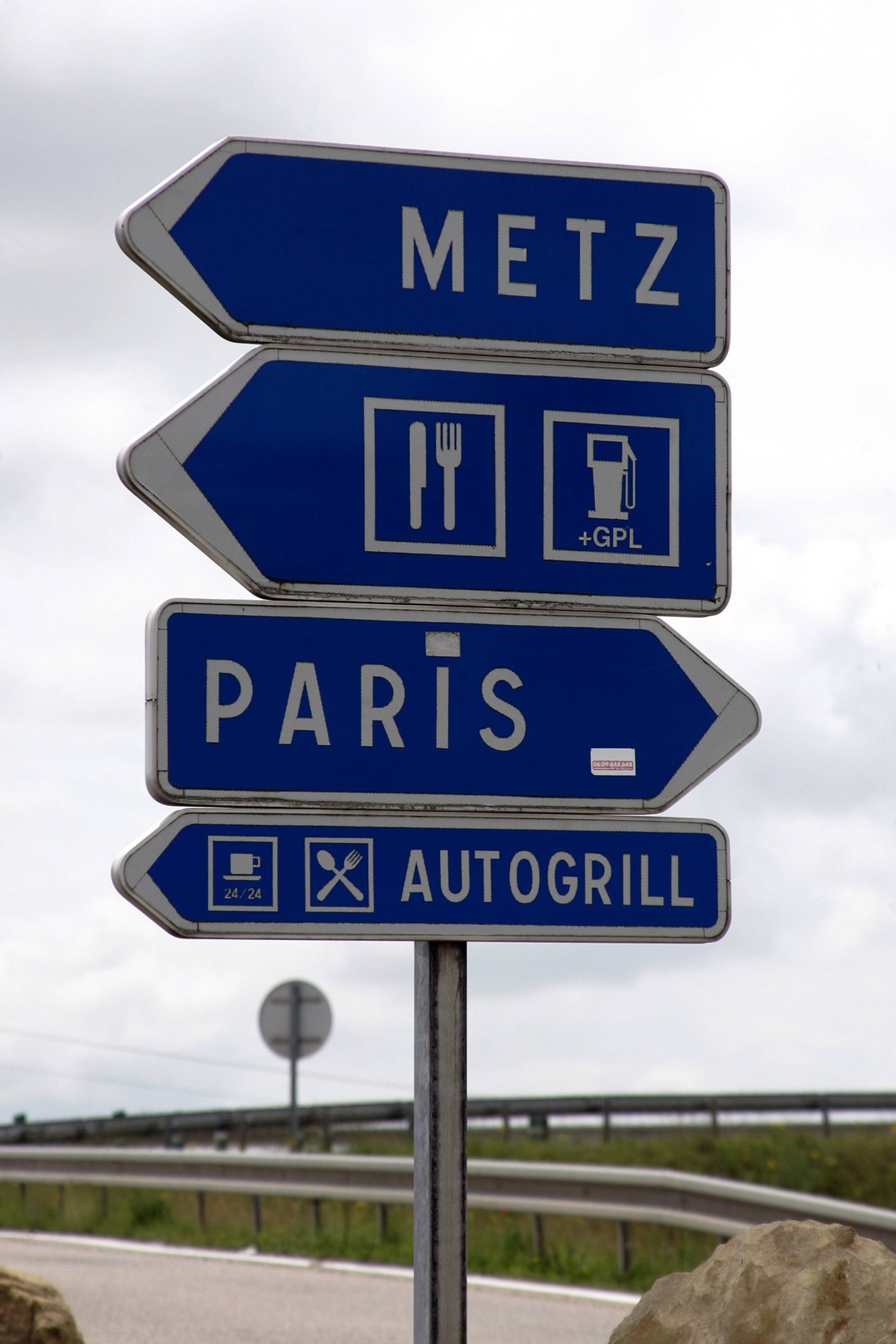 Bildnummer: 52596590 Datum: 20.06.2008 Copyright: imago/Ralph Peters
Wegweiser nach Metz, zu einer Tankstelle mit Restaurant, nach Paris und zu einer Autogrill-Raststätte an der Autobahn A4 bei Metz i ...