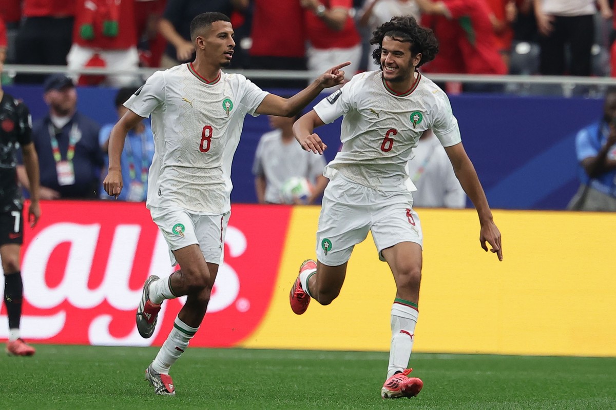 epa13087003 Azzedine Ounahi (L) of Morocco celebrates with Ayyoub Bouaddi after scoring the 1-0 lead during the FIFA World Cup 2026 Round of 16 match Canada against Morocco, in Houston, USA, 04 July 2 ...