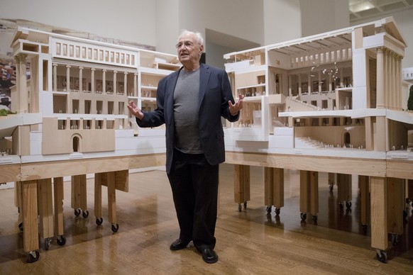 Frank Gehry vor einem Modell für ein Museum in Philadelphia.