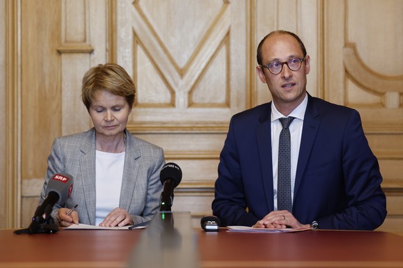 Nationalratspreasident Martin Candinas, rechts, und Staenderatspraesidentin Brigitte Haeberli-Koller, geben waehrend einer Medienkonferenz das Praesidium der parlamentarischen Untersuchungskommission  ...