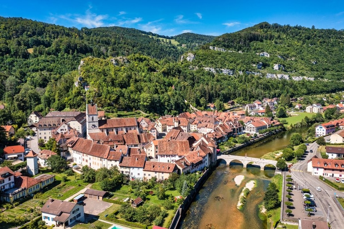 Bordant le fleuve du Doubs, Saint-Ursanne et son domaine saura vous en mettre plein les yeux.
