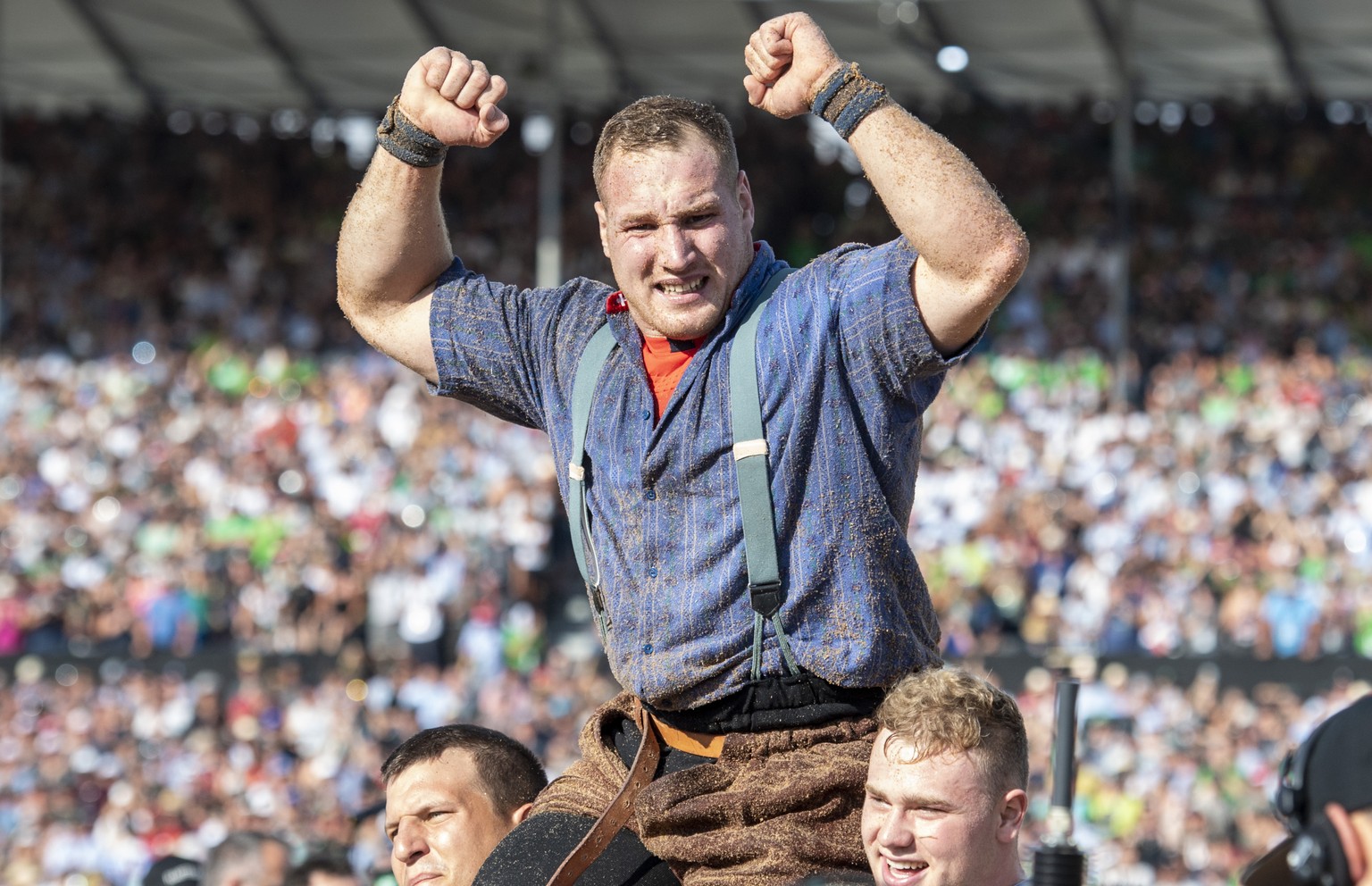 Joel Wicki feiert seinen Sieg nach dem Schlussgang gegen Matthias Aeschbacher am Eidgenoessischen Schwing- und Aelplerfest (ESAF) in Pratteln, am Sonntag, 28. August 2022. (KEYSTONE/Urs Flueeler).