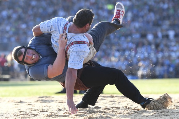 Matthias Glarner, links, schwingt gegen Stefan Gasser, rechts, im 5. Gang am Eidgenoessischen Schwing- und Aelplerfest (ESAF) in Zug, am Sonntag, 25. August 2019. (KEYSTONE/Urs Flueeler)