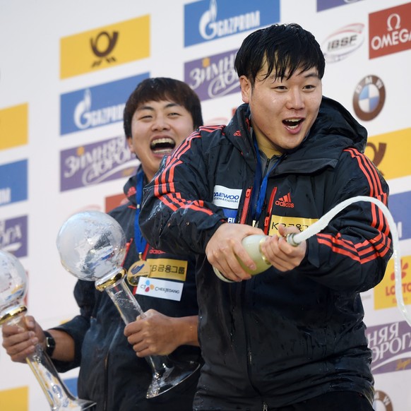 epa05184035 Yunjong Won (r) and Youngwoo Seo of Korea with victory champagne at the Bobsleigh World Cup in Koenigssee, Germany, 27 February 2016. Won and Seo came first, both in the race and in the ov ...