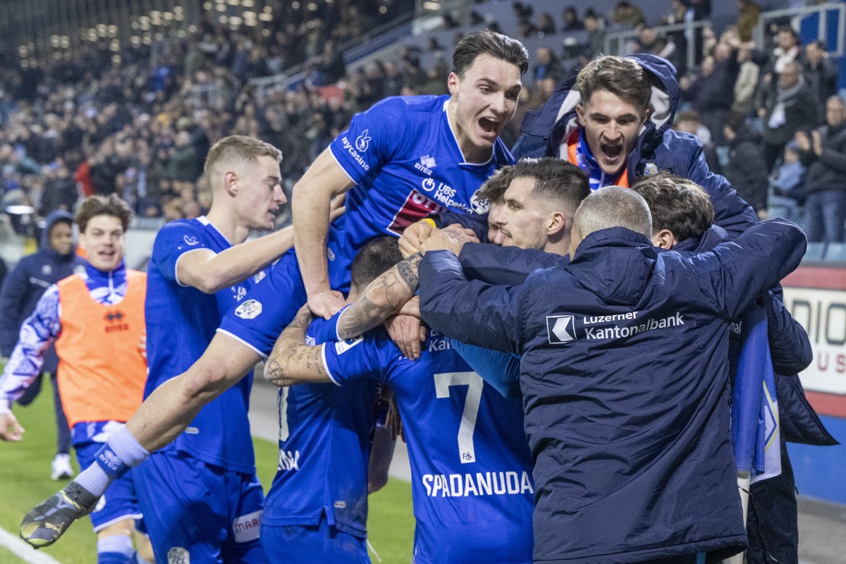 Die Luzerner feiern das Tor zum 3:2 beim Super League Meisterschaftsspiel zwischen dem FC Luzern und dem FC Winterthur vom Sonntag, 9. Februar 2025 in Luzern. (KEYSTONE/Urs Flueeler)
