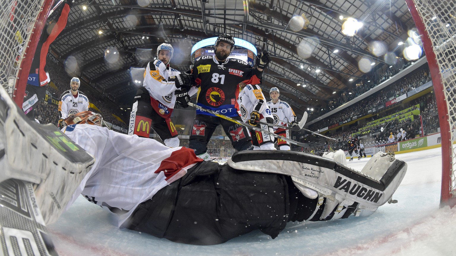 Berns Thomas Ruefenacht, Mitte, jubelt nach seinem Tor zum 4-1 gegen Luganos Torhueter Daniel Manzato, im dritten Eishockey Playoff Halbfinalspiel der National League A zwischen dem SC Bern und dem HC ...