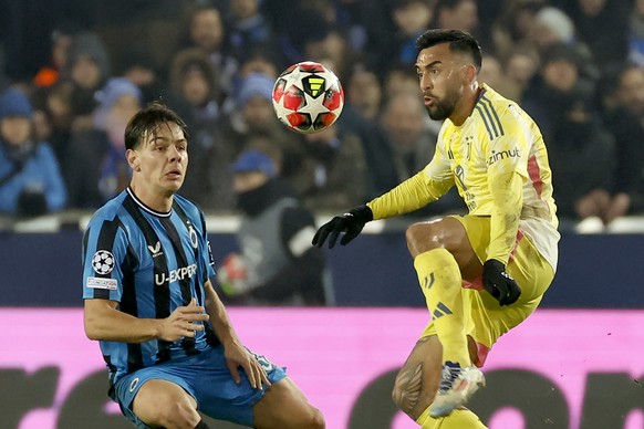Brugge&#039;s Ardon Jashari, left, fights for the ball with Juventus&#039; Nicolas Gonzalez during the Champions League opening phase soccer match between Club Brugge and Juventus at the Jan Breydel S ...
