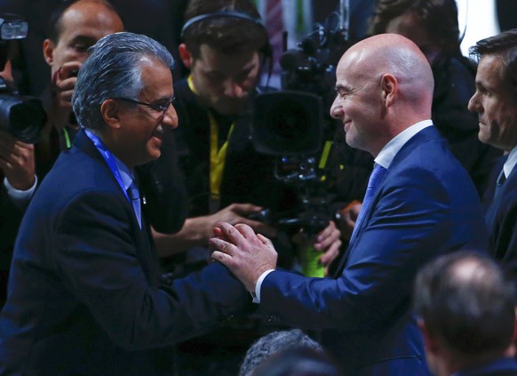 Scheich Salman gratuliert Infantino zur gewonnenen Wahl.