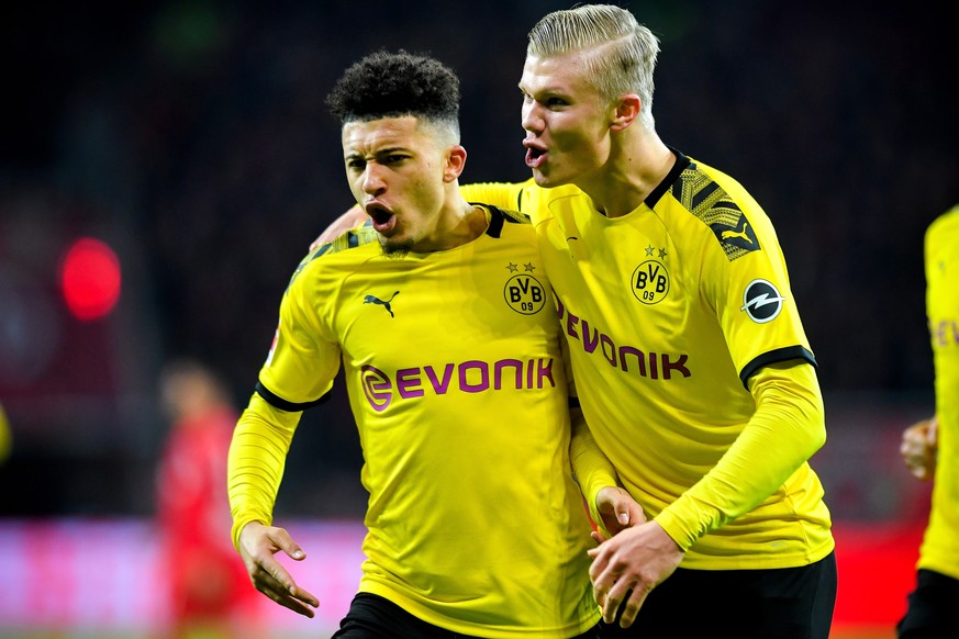 epa08203609 Dortmund's Jadon Sancho (L) reacts with his teammate Erling Haaland (R) after scoring the 3-2 lead during the German Bundesliga soccer match between Bayer Leverkusen and Borussia Dort ...