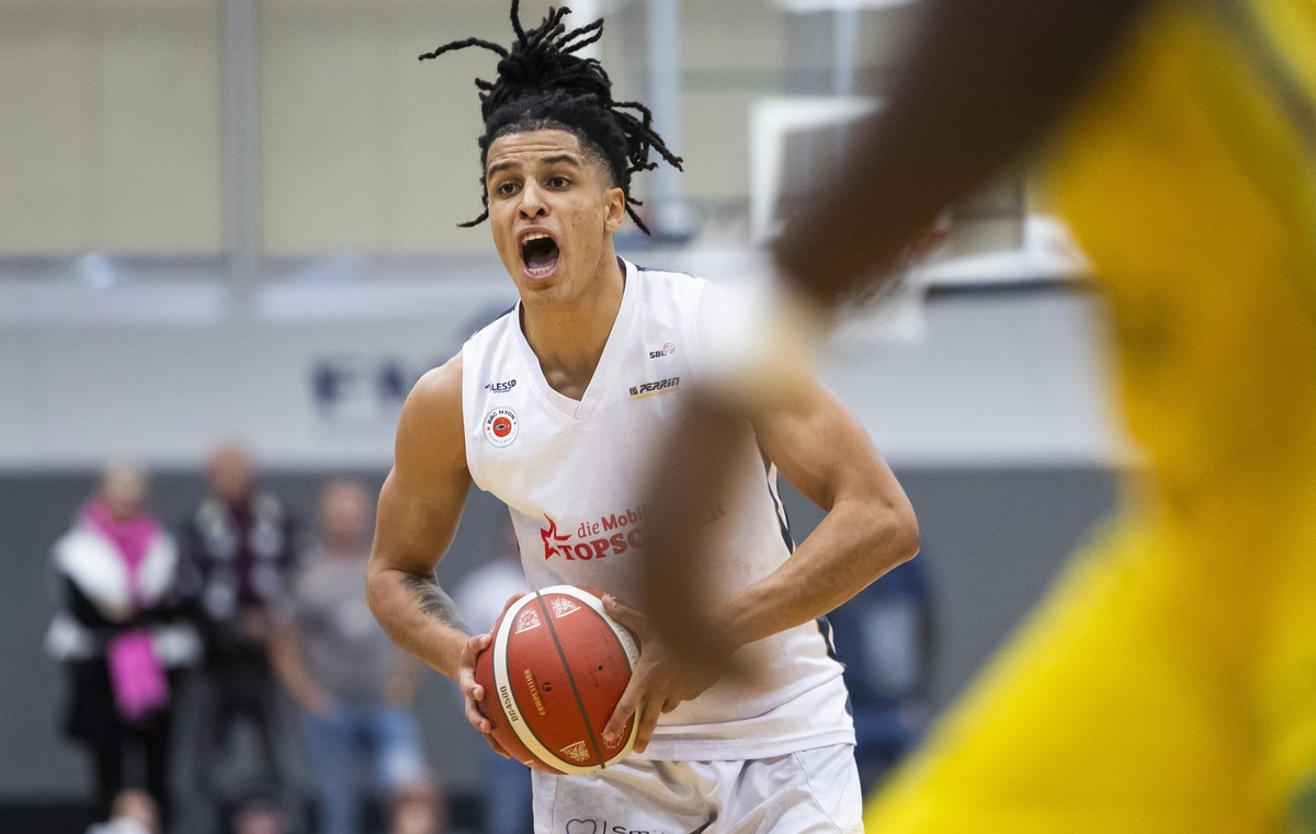 Le top scorer vaudois Malyk Rebetez en action lors du match du championnat Suisse de basketball SBL (Swiss Basketball league) entre BBC Monthey, et BBC Nyon, ce mercredi 5 novembre 2025 a la salle du  ...