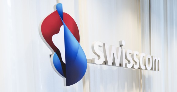 ZU DER VON DER WEKO VERHAENGTEN BUSSE GEGEN DIE TELEKOMANBIETERIN SWISSCOM STELLEN WIR IHNEN FOLGENDES THEMENBILD ZUR VERFUEGUNG - The Swisscom logo pictured in a Swisscom Shop of the telecommunicatio ...