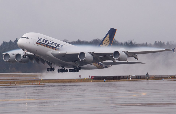 Ein A380 der Singapore Air startet im regnerischen Zürich.