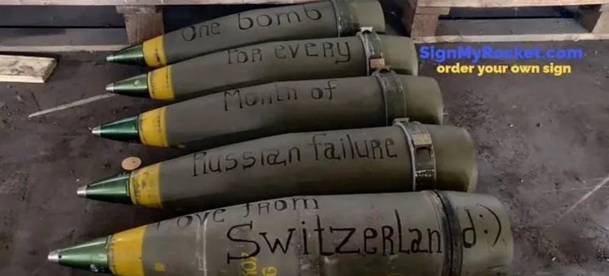 Ein Bild zeigt die fünf Artilleriegeschosse, die ein Ostschweizer Lehrer mit einer persönlichen Botschaft versah: «Eine Bombe für jeden Monat russischen Misserfolgs. Alles Liebe aus der Schweiz.»
