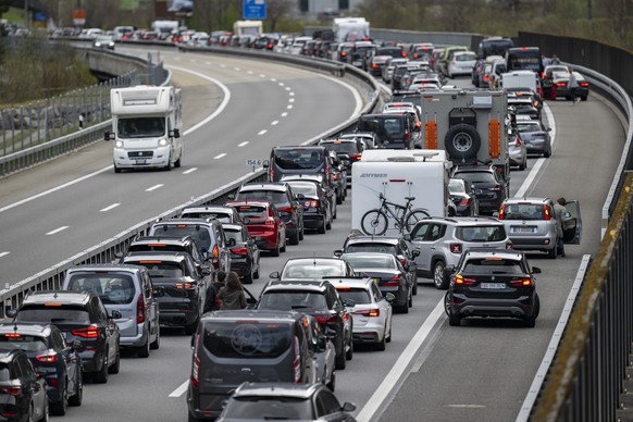 Der Oster Reiseverkehr auf der Autobahn A-2 vor dem Gotthardtunnel zwischen Goeschenen und Erstfeld in Richtung sueden staut sich bei Erstfeld auf mehrere Kilometer laenge, am Freitag, 29. Maerz 2024. ...