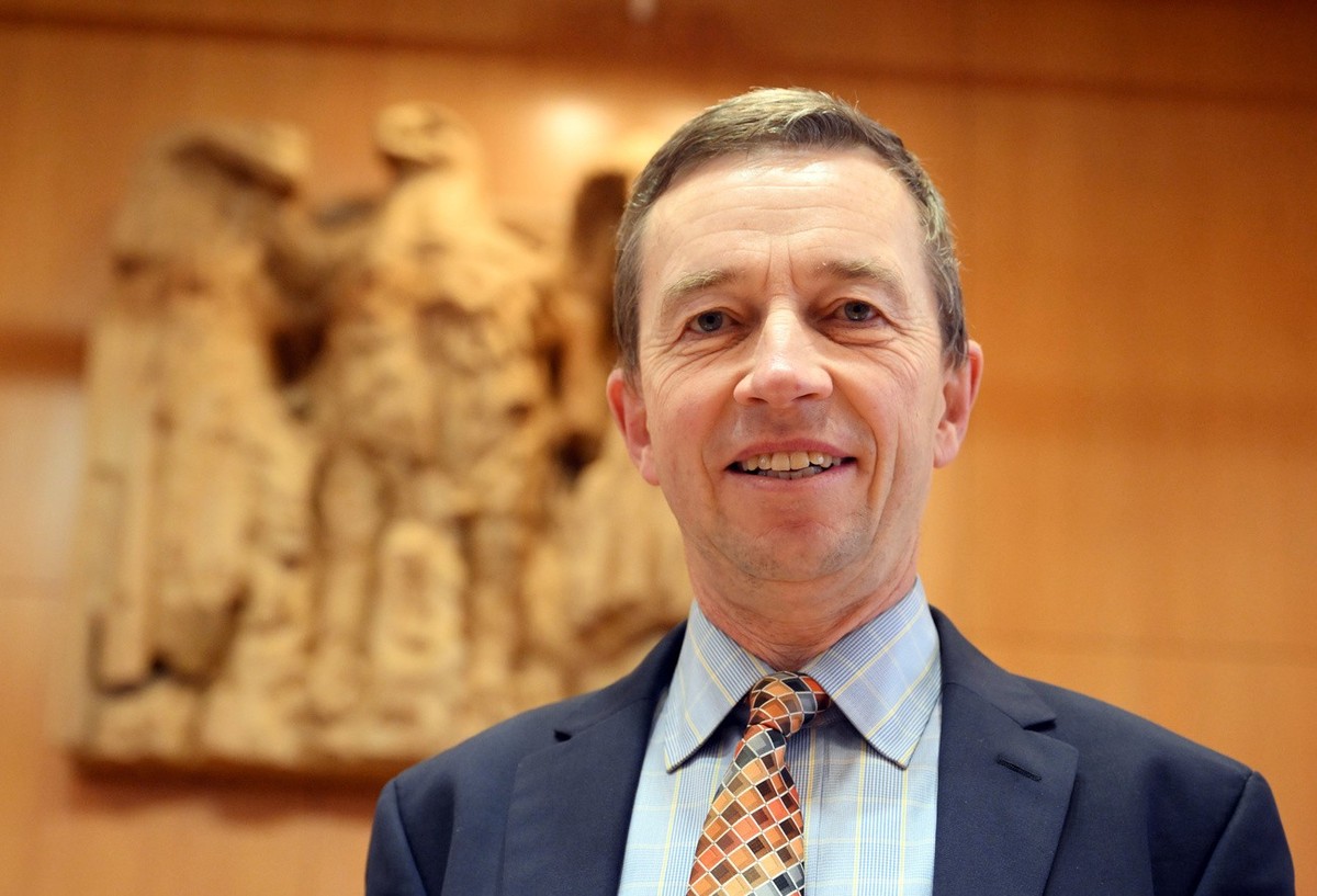 06.12.2022, Baden-W�rttemberg, Karlsruhe: Bernd Lucke, einstiger AfD-Gr�nder, wartet im Bundesverfassungsgericht auf den Beginn der Urteilsverk�ndung im Verfahren zu milliardenschweren EU-Corona-Fonds ...